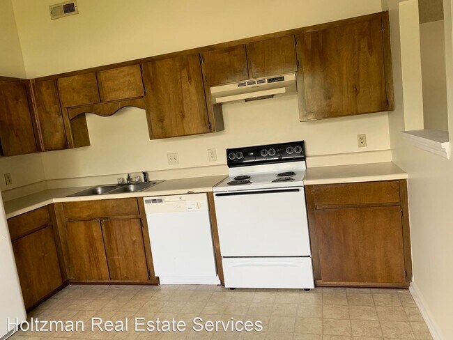 Building Photo - 3 br, 1 bath House - 1350 Forest Lake Drive