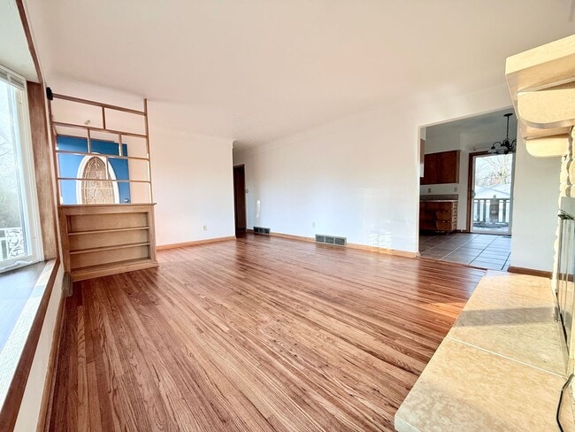 Building Photo - 3-Bed House in Waterloo