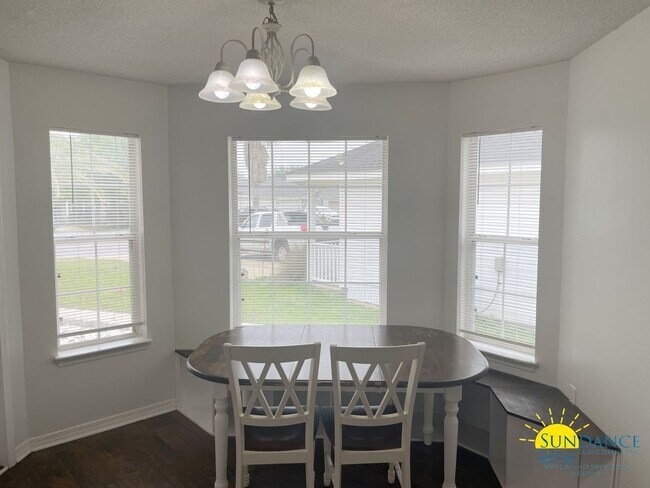 Building Photo - Beautiful 3 Bedroom Home in Lighthouse Poi...