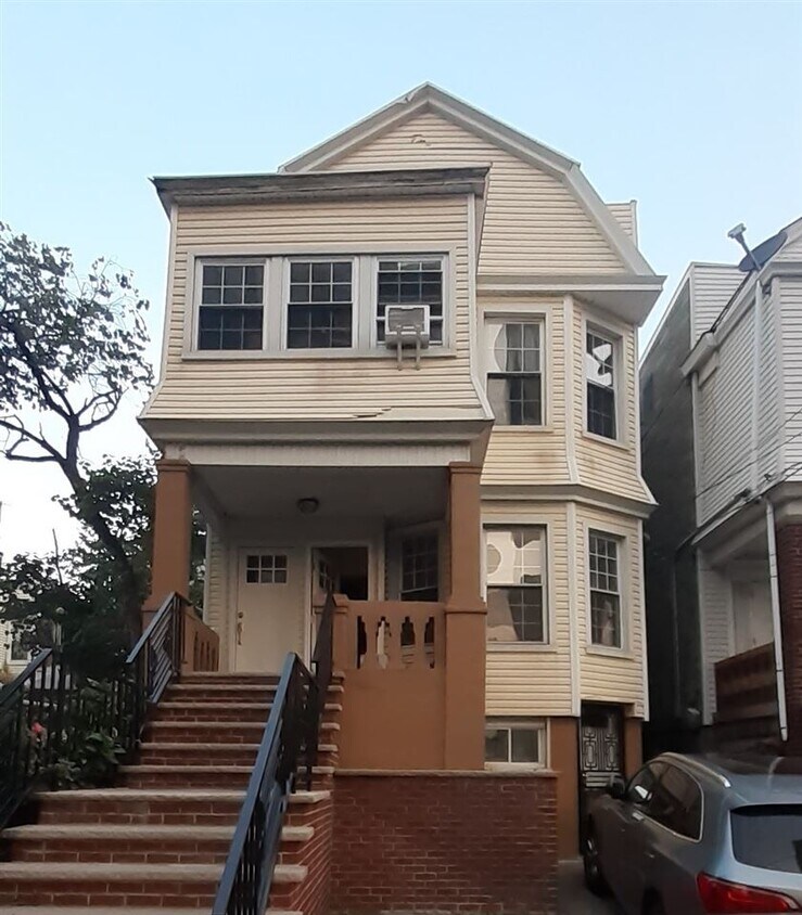 Primary Photo - 13 Baldwin Ave