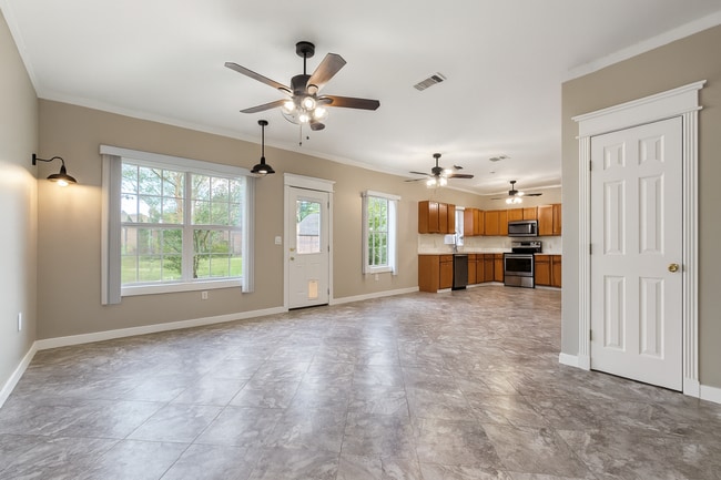 Building Photo - Must see 3 bedroom 2 bath!