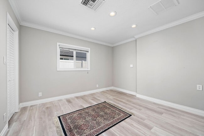 Building Photo - Coming Soon: Charming 1-Bedroom Back House in Newport Heights