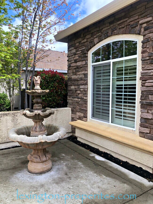 Foto del edificio - Stunning, 3 Bed, 2 Bath, +Office, Home near Gayaldo Park in Rocklin!