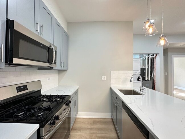 Building Photo - 442 W Belden Ave