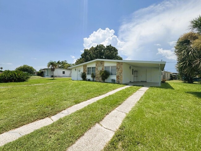 Foto del edificio - Cozy 3 Bedroom Home with Updated Kitchen and Spacious Yard in Port Charlotte