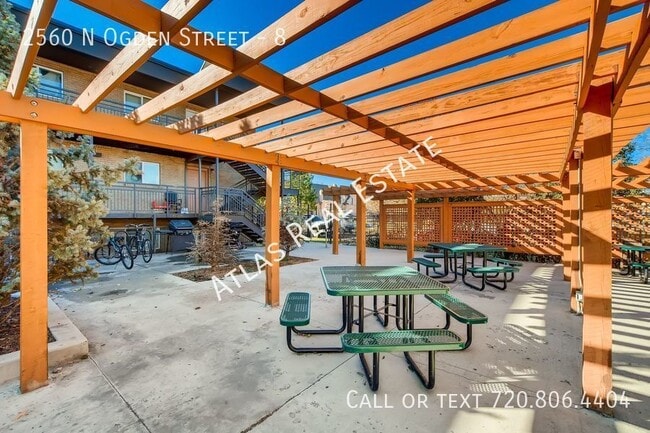 Building Photo - TOP FLOOR, 3 Bed 2 Bath Apartment in 5 Poi...
