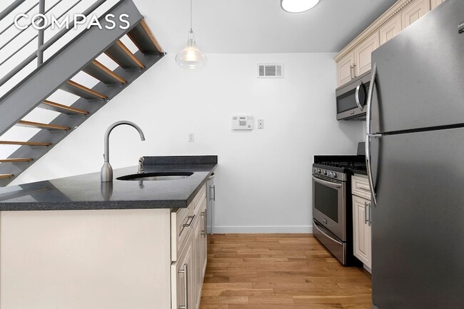 Foto del edificio - 802 DeKalb Ave