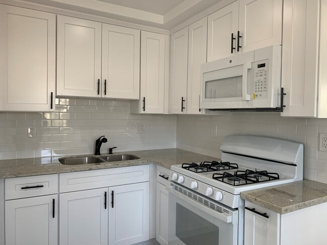 Building Photo - 4601 W 165th St