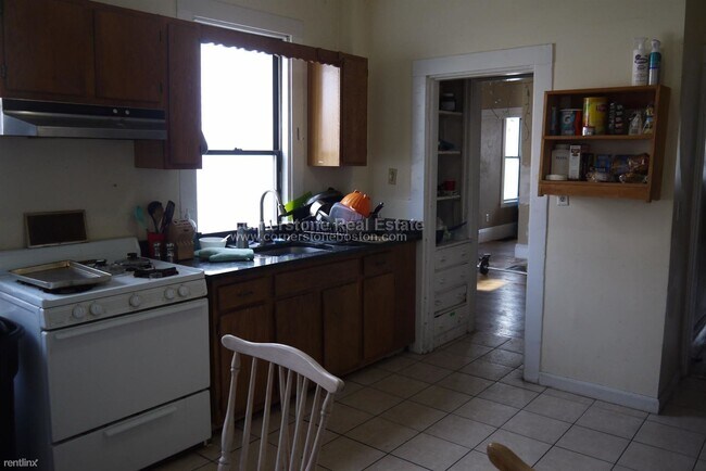 Foto del edificio - 6 br, 2 bath House - 20 Saunders St 1