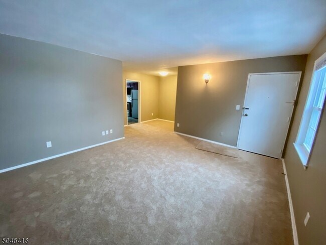Building Photo - 132 Claremont Rd