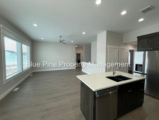 Foto del edificio - 6047 Cedarwood Ln