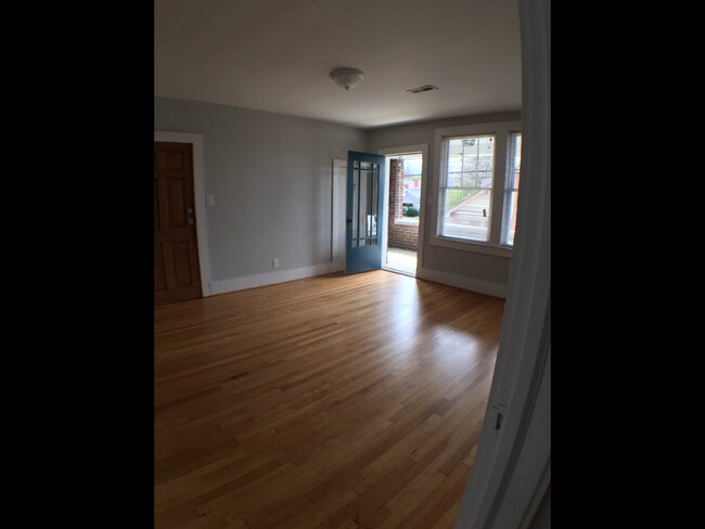 Building Photo - 511 W Walnut St