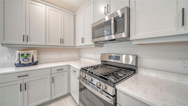 Foto del edificio - 8168 Sternway Rd