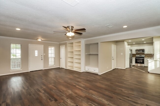Building Photo - 10022 Lost Pine Drive