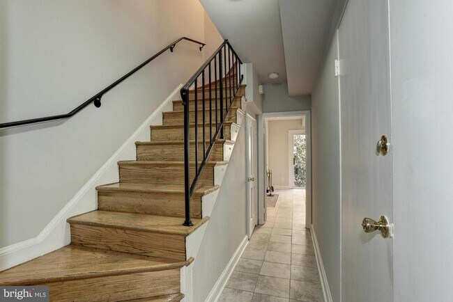 Foto del edificio - 2531 Queen Annes Ln NW