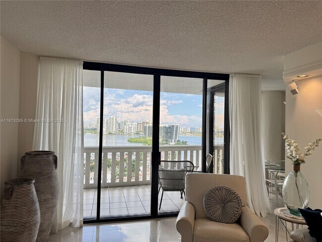 Foto del edificio - 3000 Island Blvd