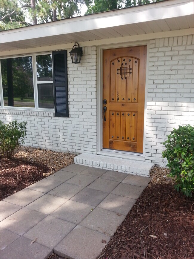 Building Photo - 817 Alice Dr