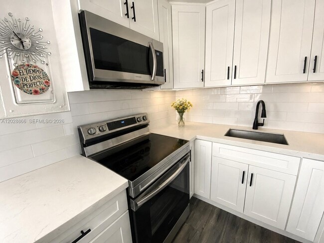 Building Photo - 1570 W 46th St