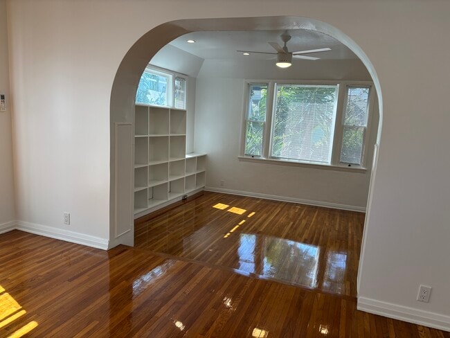 Building Photo - 8707 W West Knoll Dr