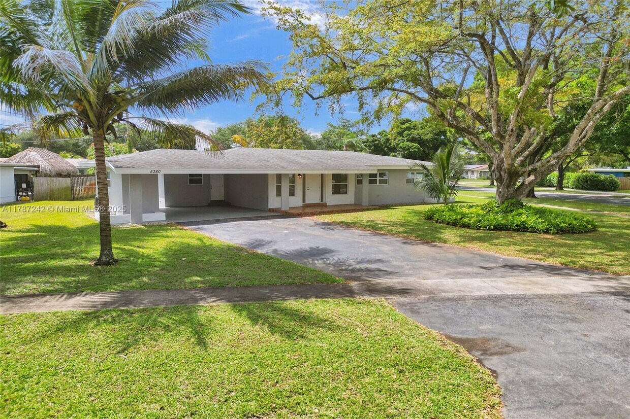 Foto principal - 5380 SW 3rd St