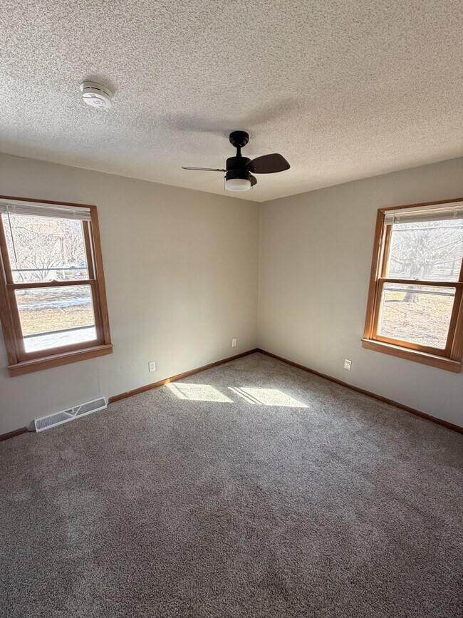 Foto del edificio - 6909 Lakeview Dr