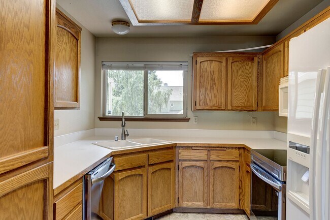 Foto del edificio - 3 Bedroom and 2.5 Bath End Unit Townhouse