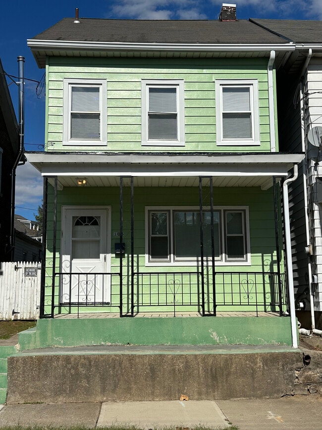 Building Photo - 105 Chambers St