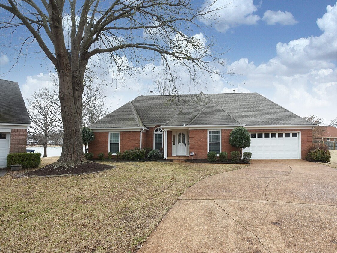 Foto principal - 3 bed, 2 baths on lake near Holmes and Riv...