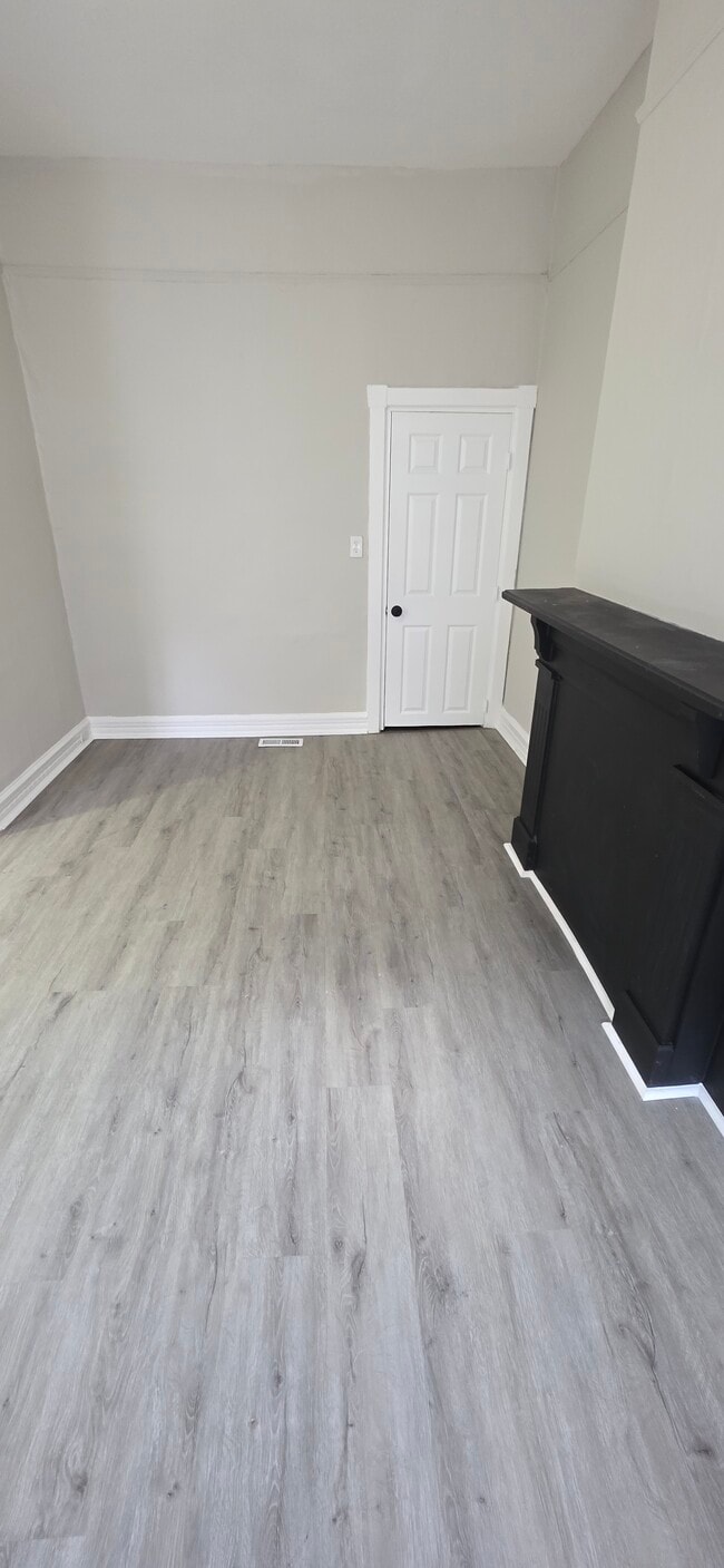 Building Photo - 1619 1/2 Division St-