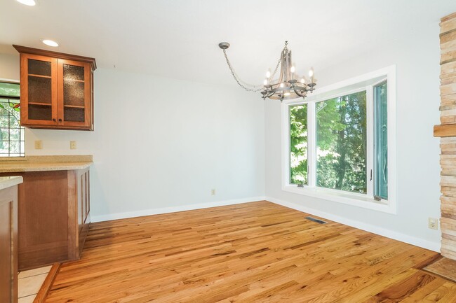 Foto del edificio - Beautiful 4 bed 2.5 bath Lake Forest Park ...