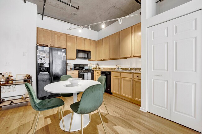 Building Photo - 933 W Van Buren St
