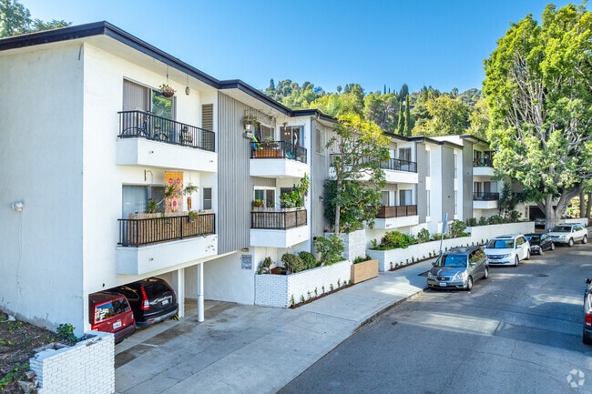 Building Photo - The Regal Villa Apts...Gorgeous Newly Remo...