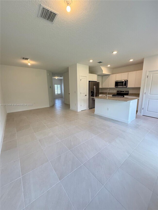 Foto del edificio - 5044 Gooseberry St