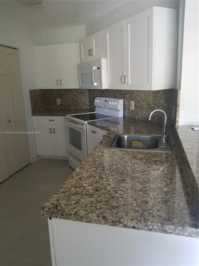 Foto del edificio - 6284 NW 186th St