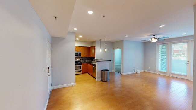 Building Photo - Luxurious  2 Bedroom 2 Bathroom Floor Leve...