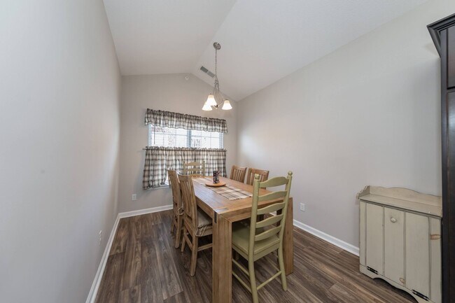 Foto del edificio - 2 bedroom condo close to W&M