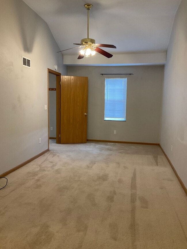 Building Photo - 504 W Van Buren St