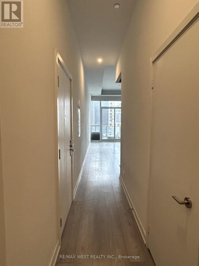 Building Photo - 120 Parliament St