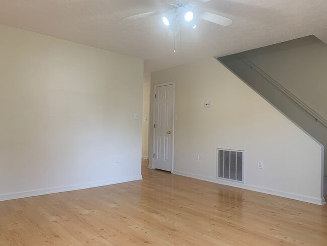 Building Photo - 2 Bedroom, 2.5 Bath Townhouse near Med Center - Available 08/05/26