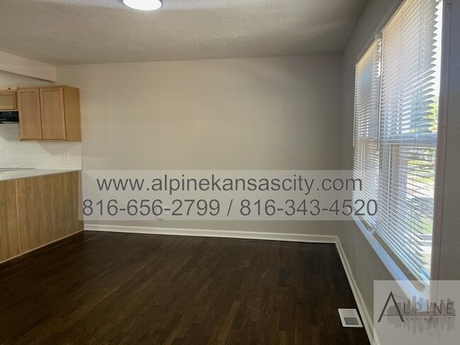 Building Photo - Well Kept Block in Midtown, Garage!