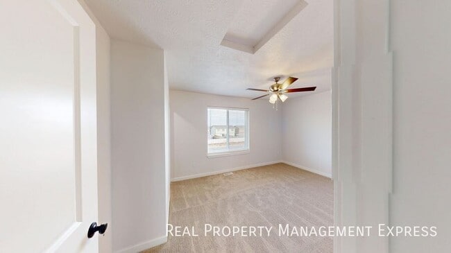 Building Photo - Modern 1 Bedroom Townhome with 1.5 Baths