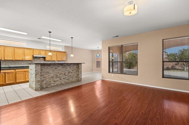 Building Photo - large happy 4+br home