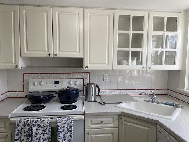 Fully equipped kitchen - 123 Huguenot St