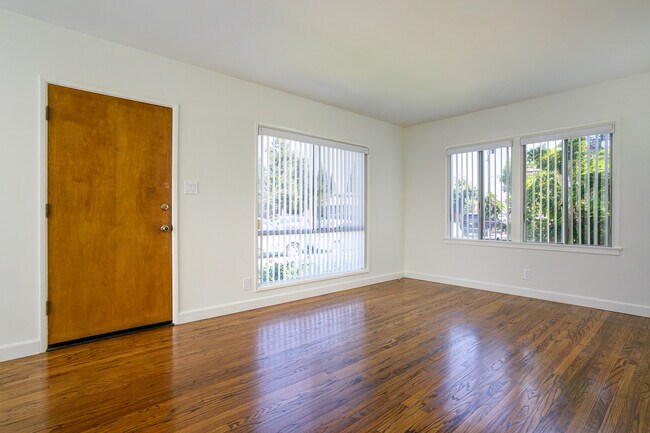 Foto del edificio - 143 N Beachwood Dr