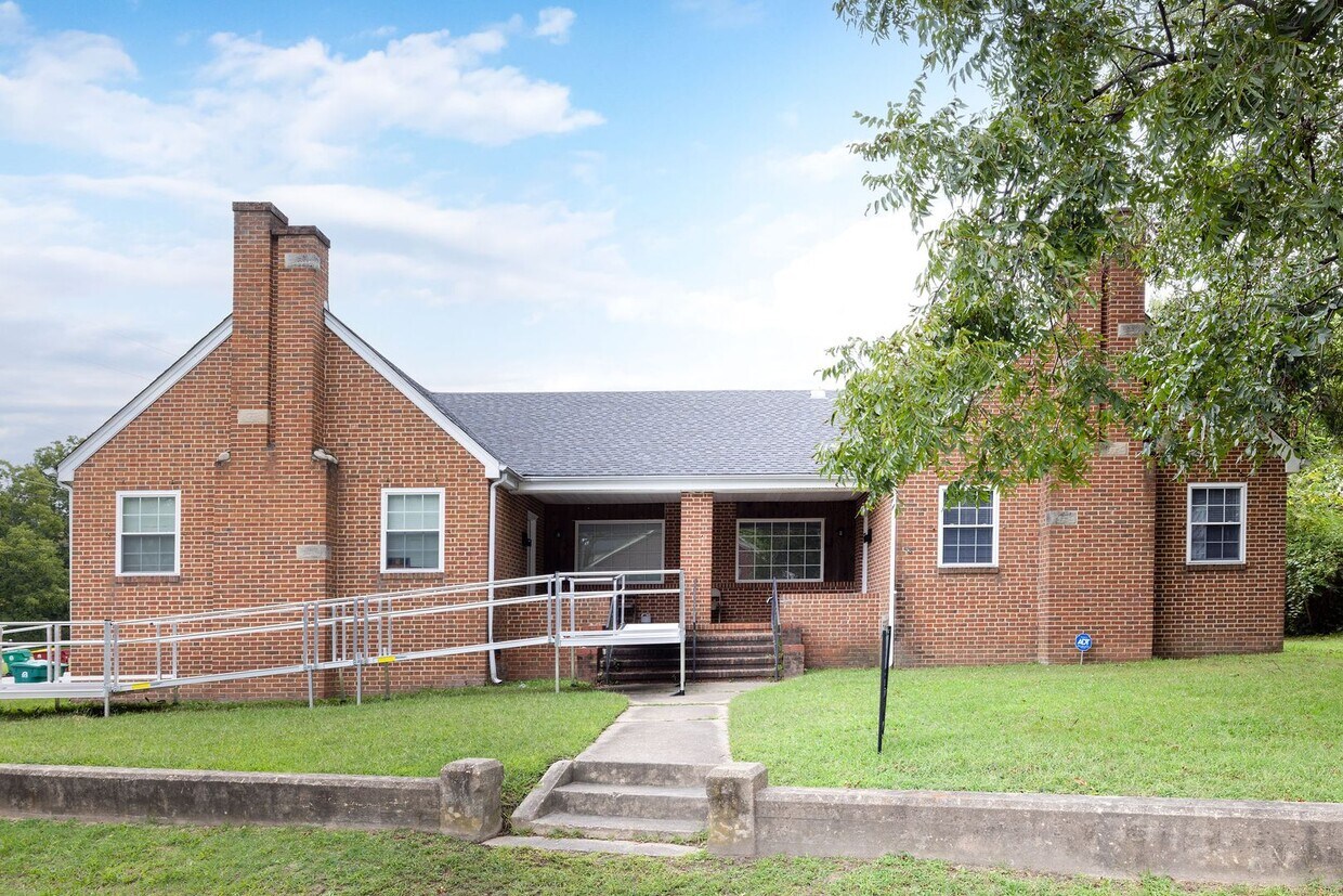 Primary Photo - 103/105 Indiana Ln