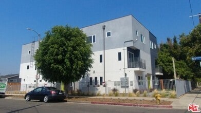 Building Photo - 413 Micheltorena St