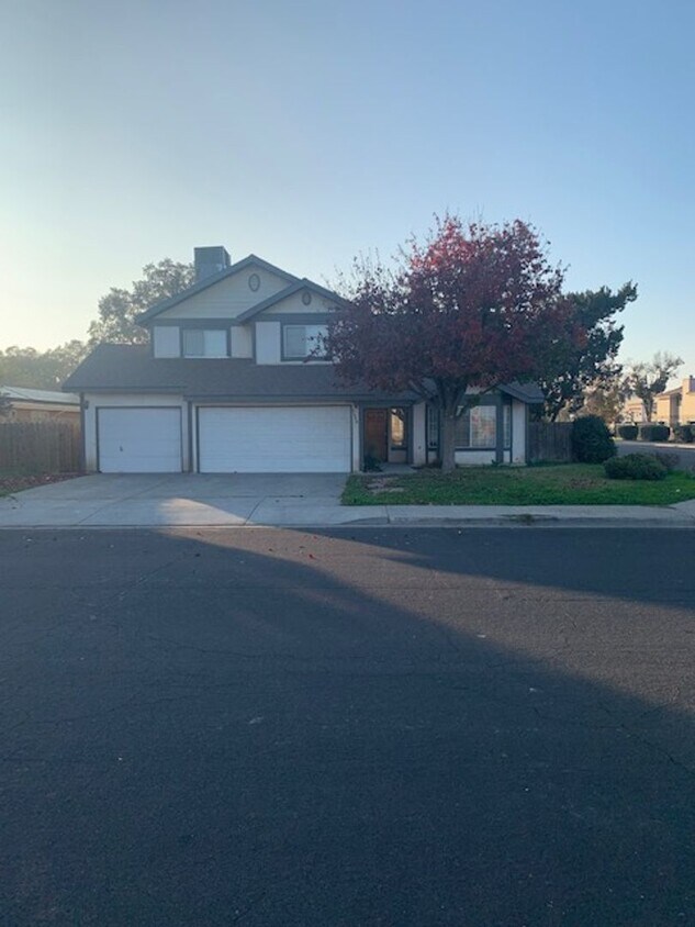 Foto principal - Beautiful 4 Bedroom 2 Bath Located in Nort...