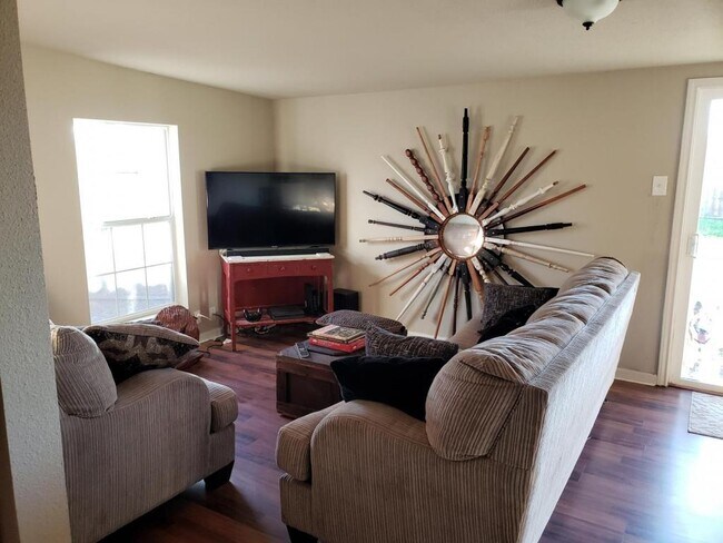 Building Photo - 6723 Merry Oaks Dr