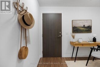 Building Photo - 305 Roehampton Ave