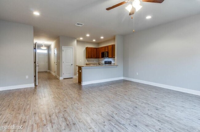 Building Photo - 3 br, 2.5 bath Townhome - 5825 Bay Pl